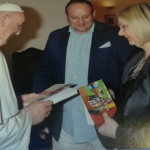 Il Papa riceve il libro di Pozzani