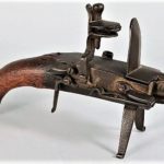 Accendino da tavolo a pietra focaia (noto con il nome inglese “flintlock tinder pistol”) in uso all’inizio del XIX secolo https://caseantiques.com/item/lot-17-flintlock-tinder-pistol-lighter/